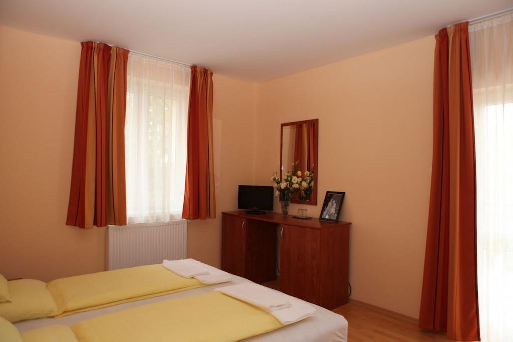 Stan Es Panzio Bed & Breakfast Balatonalmádi Oda fotoğraf