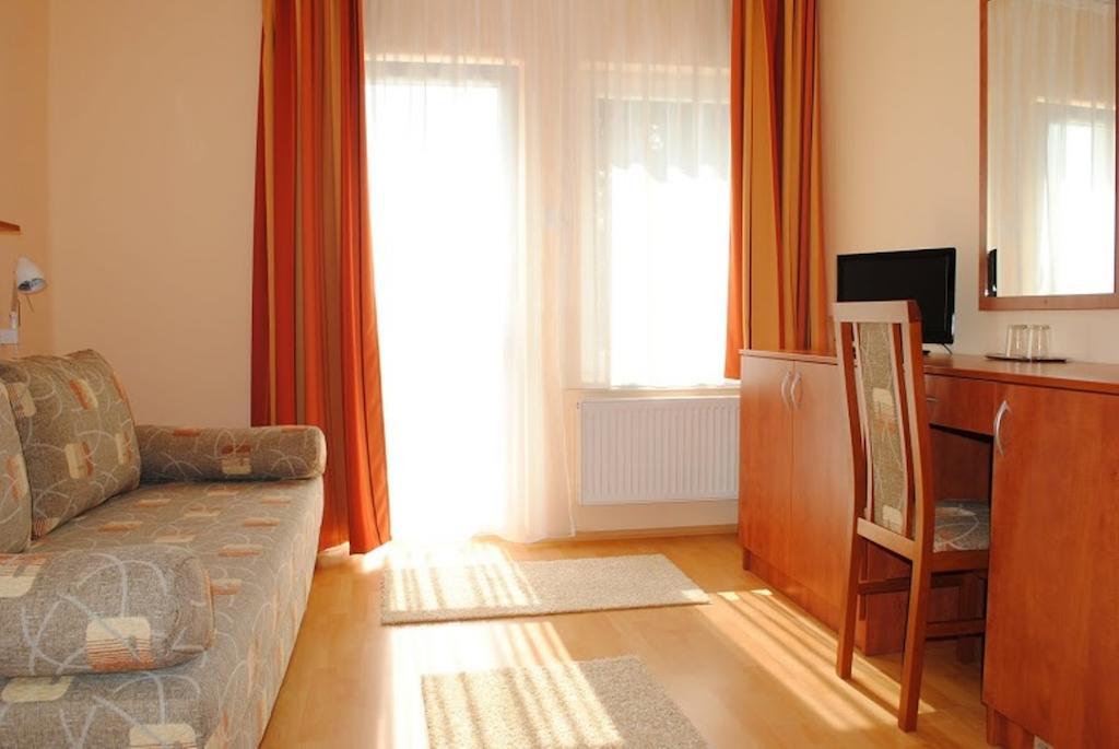 Stan Es Panzio Bed & Breakfast Balatonalmádi Oda fotoğraf